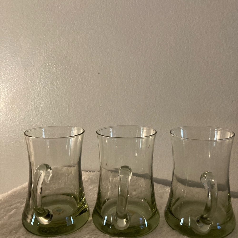 Elegant Green Glass Mugs-Set of 3
Made in Spain